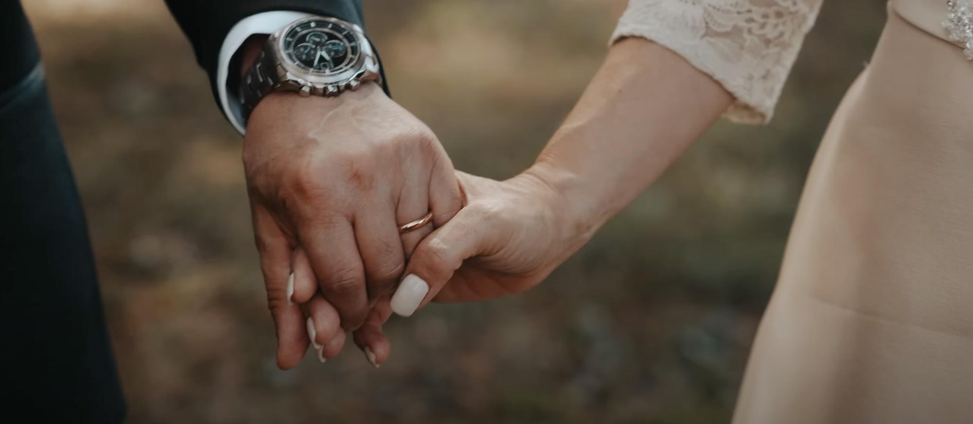 Wedding Video - Dettaglio delle mani di due sposi che si tengono delicatamente, fino al polso, simbolo di intimità e connessione