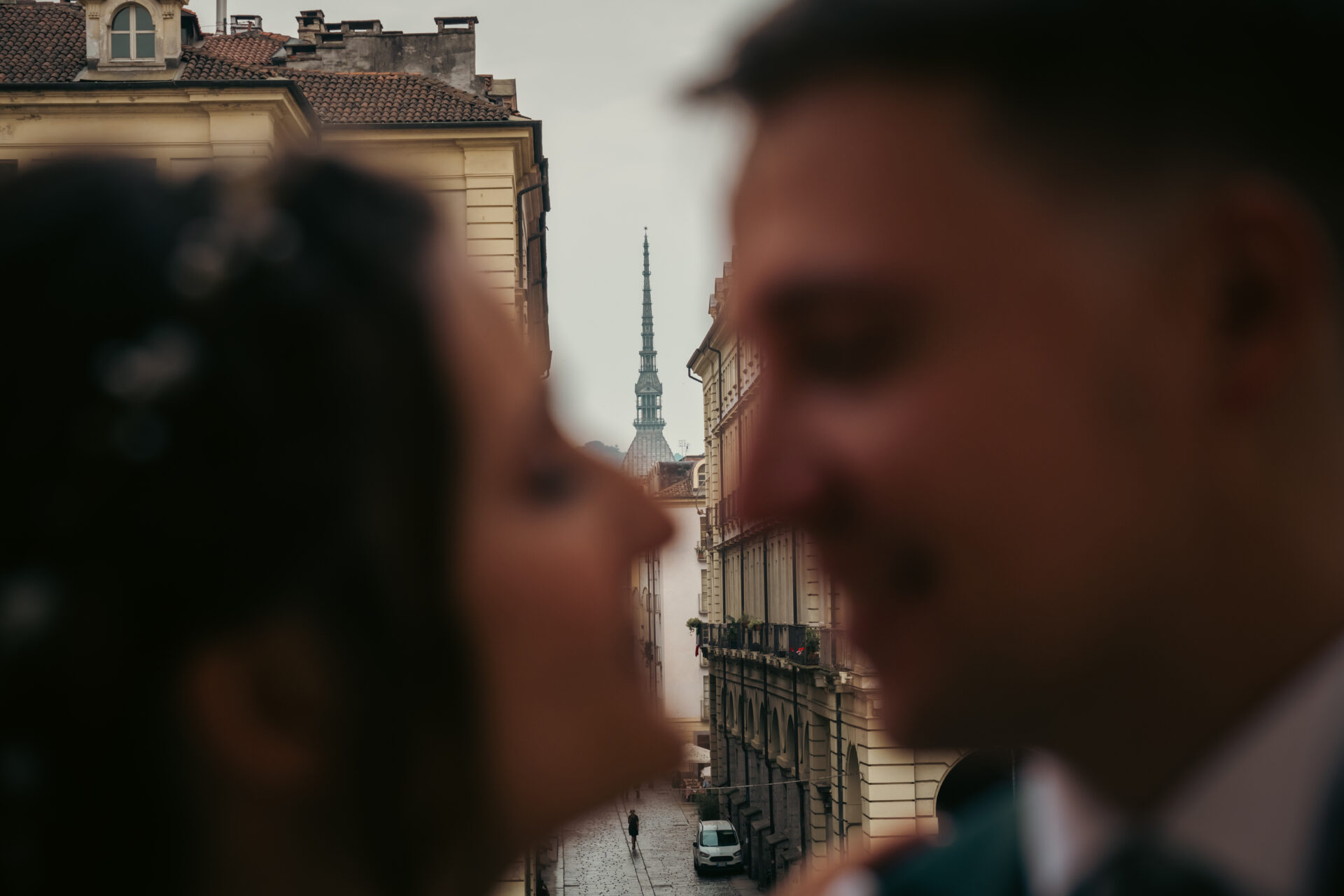 Chi è Gianluca | Due sposi sfuocati con la Mole Antonelliana sullo sfondo, simbolo di Torino