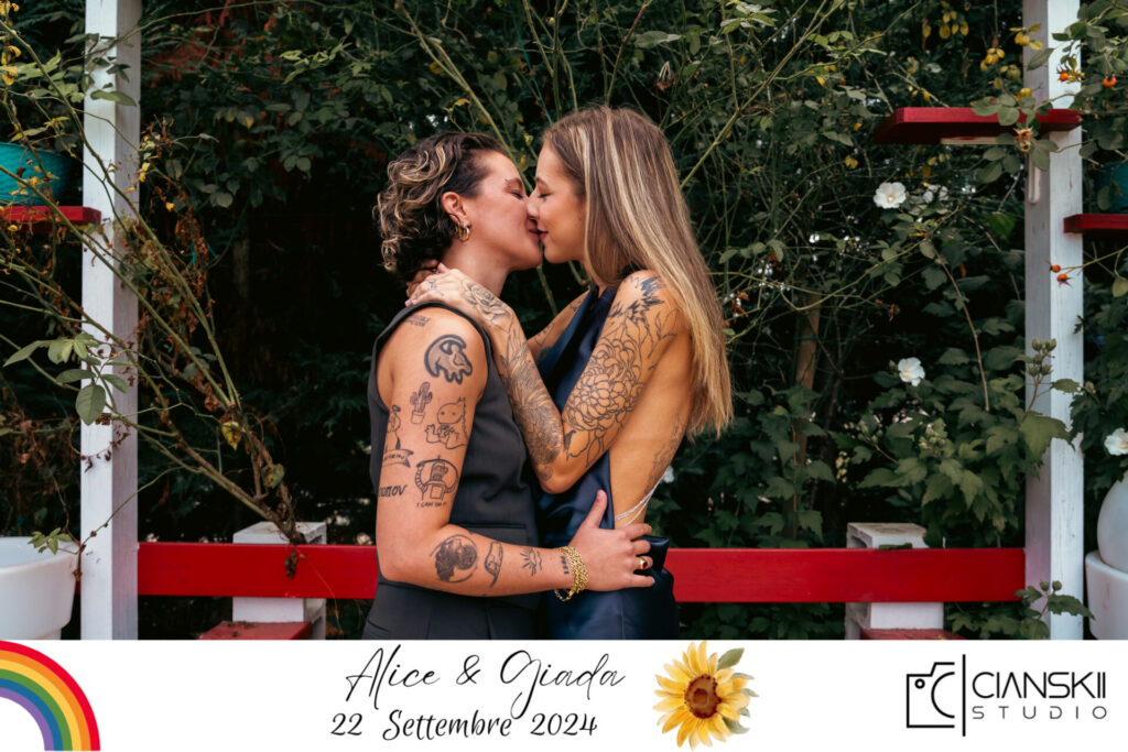 Foto del matrimonio LGBTQ con grafica personalizzata, confezionata come bomboniera per gli ospiti.