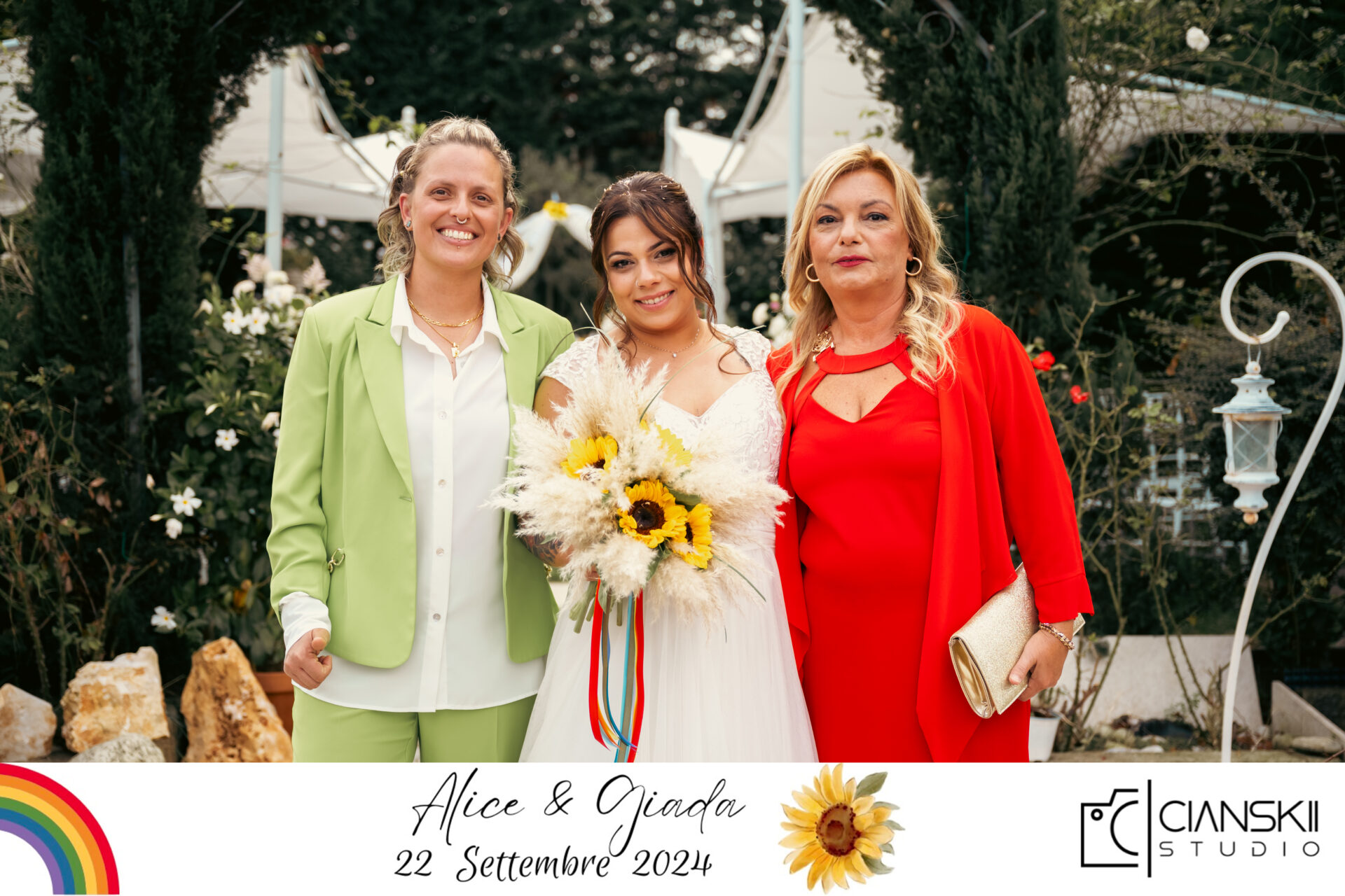 Bacheca fotografica con foto personalizzate del matrimonio LGBTQ, esposte con eleganza