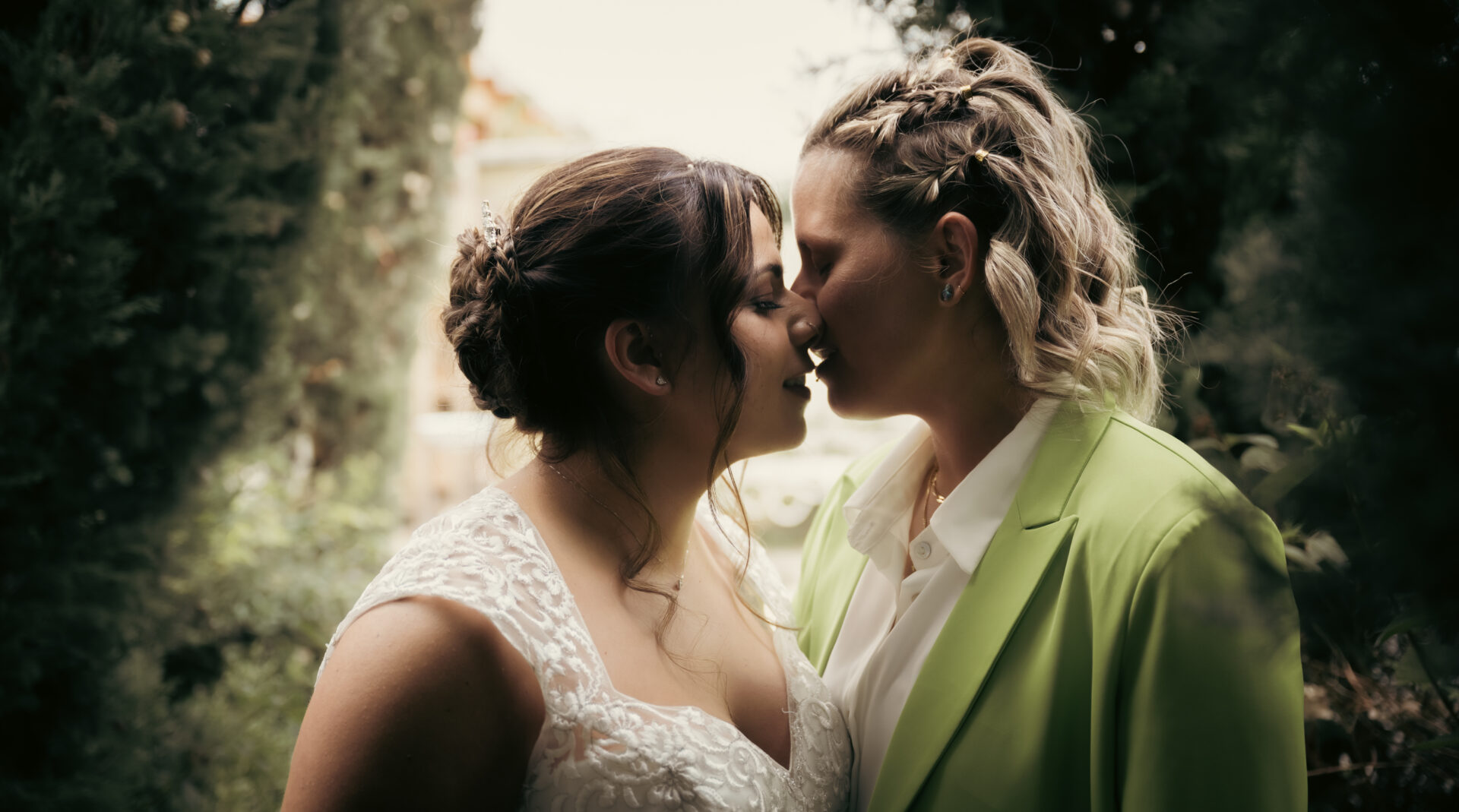 Due spose LGBTQ che si baciano durante il loro servizio fotografico di matrimonio a Torino