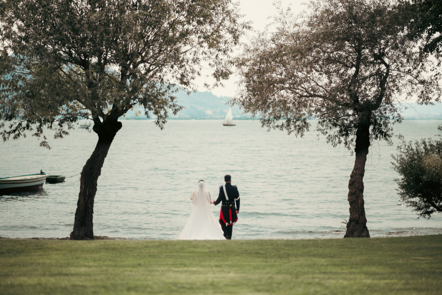Wedding - Video Due sposi che si allontanano mano nella mano con uno splendido paesaggio marino sullo sfondo