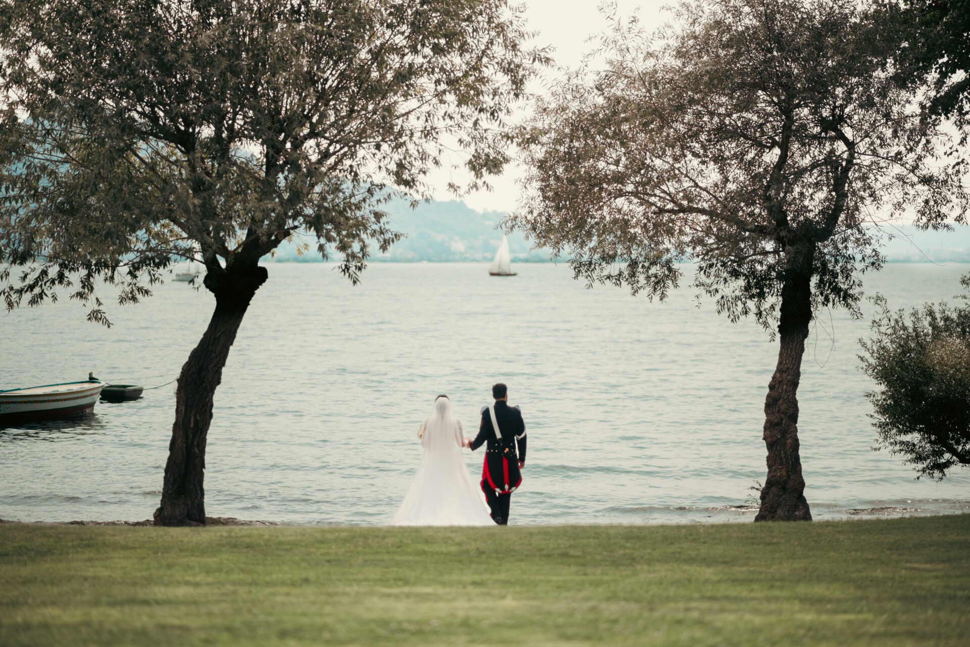 Wedding - Video Due sposi che si allontanano mano nella mano con uno splendido paesaggio marino sullo sfondo