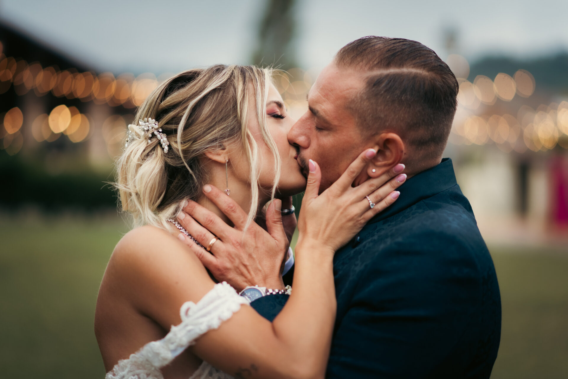 Due sposi che si baciano durante il loro matrimonio, un momento romantico catturato da Studio Cianskii